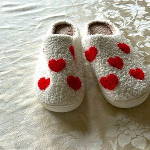 Size 7 comfy Heart slippers brand new!!